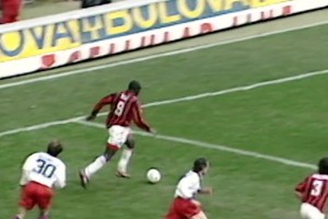 AC米兰经典瞬间！维阿的球技娴熟，布洛姆奎斯特的射门漂亮