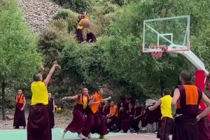 海拔3000多米以上的僧人组队打篮球 这妥妥的功夫篮球啊~