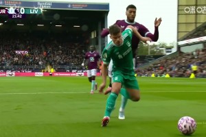 假摔真假！科尔克兹禁区内倒地，裁判果断吹罚假摔黄牌警告