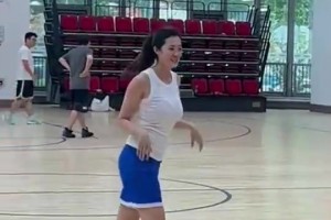 小姐姐这空位三分投的挺准呀，小伙们怎么都不防啊？