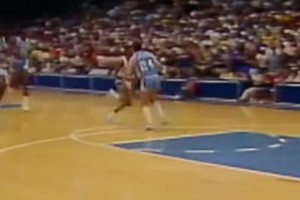 听这声音应该很痛吧！大学乔丹快速回防，结果跳太高头撞篮板