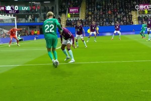 有点想法！埃基蒂克底线外脚背似传似射稍稍偏出