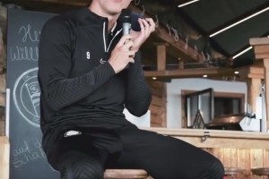 没想到是个低音炮啊！名场面：霍伊伦展示自己的歌声