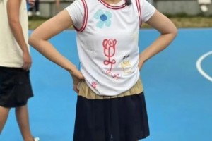 还是辣么美啊！刘涛身穿白色T恤搭配黑色百褶短裙现身球场打球~