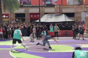 太狠了！郭艾伦此前和徐静雨1v1，直接晃得徐静雨飞出去了...