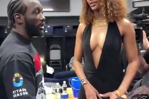 深V连体装！WNBA球星安吉尔-里斯后台探望拳手，这穿着真大胆