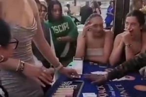 小宝好美！身穿吊带裙的李月汝化身荷官在线发牌