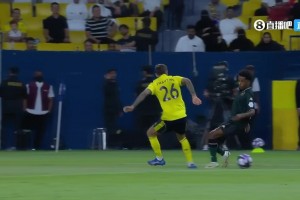 力保城门不失！伊尼戈禁区内绊倒对手送点，胜利门将纳贾尔扑点
