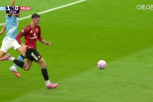 舍什科单刀挑射被多纳鲁马扑出！回放停球时手球在先了！