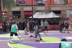 太狠了！郭艾伦一个急停回拉，徐静雨直接飞了出去....