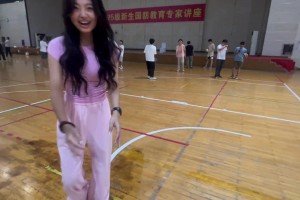 女大学生三步上篮，有一说一已经很棒了