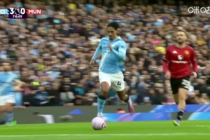 曼联防守稀碎！哈兰德中场送直塞！赖因德斯奔袭单刀射门打偏！