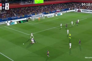 就是不倒！拉什福德在两人包夹之下冲出包围圈！