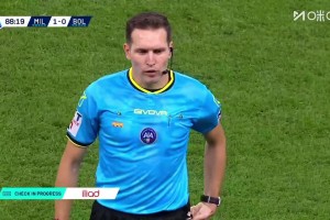 争议！恩昆库禁区两次倒地主裁第一时间判点，VAR介入点球取消