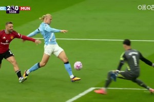 曼城2-0领先曼联！多库直塞送助攻！哈兰德单刀挑射破门再下一城