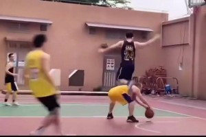 不懂就问：如果是正规比赛，踩在对手背上算违体犯规吗？