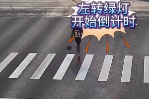 脑子有大病？一小伙跑到大马路上去练运球，结果被车撞飞