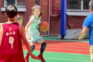 她打球的时候，在发光。