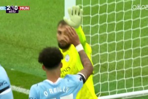 逆天扑救！姆伯莫不停球凌空抽射！多纳鲁马飞身极限扑出！