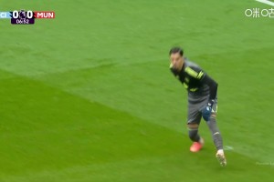 吓人！巴因德尔门前停球停大险送礼！詹俊：今天不想看超巨失误！