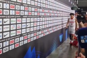 对亚军很失望！申京赛后低头落寞走过采访区，一言不发