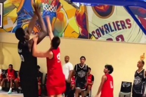 加纳2米45巨人索格利打野球轻松站扣 这天赋能否打NBA