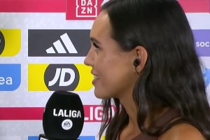 韩国美女球迷找阿扎尔签名，这眼神里是满满的爱意啊