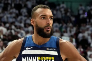 遵守交通规则！球迷街头拍到文班亚马，乖乖地在路边等红绿灯！