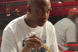 打篮球没见你这么快！马布里和孙悦打台球弯腰捡巧克被一杆清台