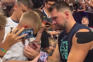 优质偶像东契奇十分耐心，与场边小球迷合影+签名一个不落！