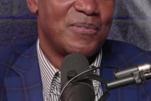 布朗尼热身投篮，詹姆斯走过来：你妈叫你了，快去！