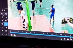 野球场小伙后场长传直接甩进篮筐 这调监控得花多少啊