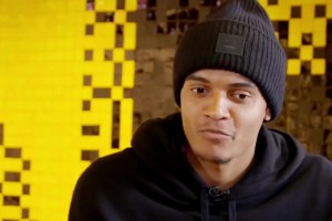 当年梅西一脚爆射皇马球迷的看台，引发了全场皇马球员的不满