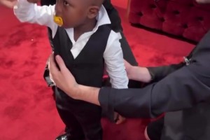 气质出众！欧冠女主持身着黑色小礼服，这就是欧洲贵妇的感觉嘛！