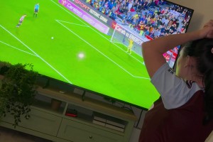 联赛杯维拉被小蜜蜂淘汰！维拉女球迷气的直接崩溃