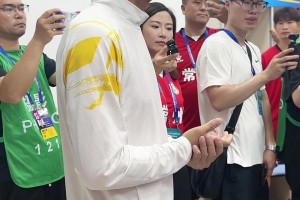 苏超排面拉满！前国门区楚良亲临常州球员休息室，为大家加油鼓励