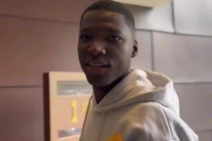 激情！亚马尔发的加维打乒乓球直拍！旁边已经习以为常的拉菲~