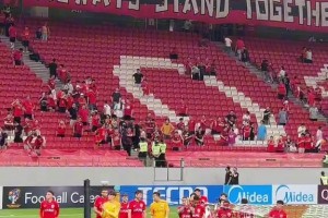 没有谩骂泄愤！赛后海港全队谢场时球迷高喊加油