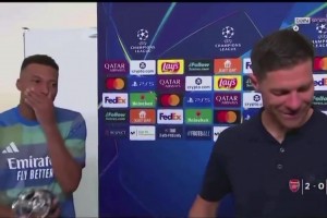 阿隆索对记者说姆巴佩是球队领袖之一，姆巴佩听到后害羞的笑了