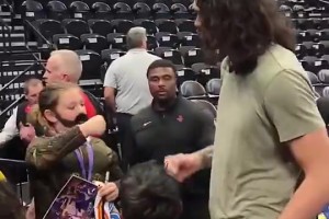 他真的我哭死小球迷此前拿出追梦踢蛋照，亚当斯竟照签不误！