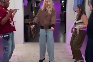 WNBA最美神颜！佩奇领取WNBA最佳新秀奖杯