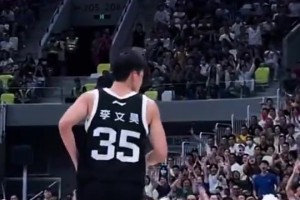 给他装到徐杰爆砍34分11板6助 进三分原地做了个俯卧撑