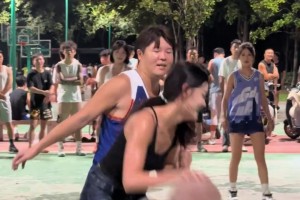 在野球场全力以赴地防守，才是对女生最大的尊重