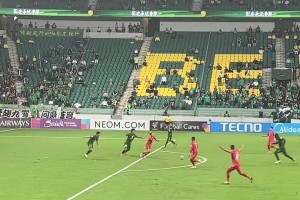 恩加德乌出现低级失误，随后球迷表达了强烈的不满