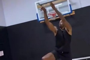 小黑子？？魔兽曾模仿詹姆斯动作配文：猜猜是哪个NBA球星？