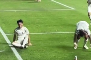 孙兴慜戴帽太激动了，直接地上滚了一圈