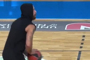 NBA落选秀迈克-詹姆斯半场投篮连续命中，这力量也太猛了吧！