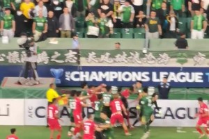 火药味！河内球员场边挑衅，动手，还踹广告牌+向国安球迷竖中指