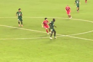 打起来了！国安河内爆发激烈冲突，观众朝场内扔水瓶