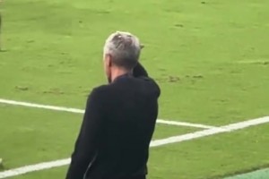 误伤主帅！恩加德乌解围击穿替补席顶棚，塞蒂恩捂头疑似见血